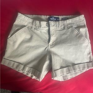 HOLLISTER CARGO STYLE SHORTS
